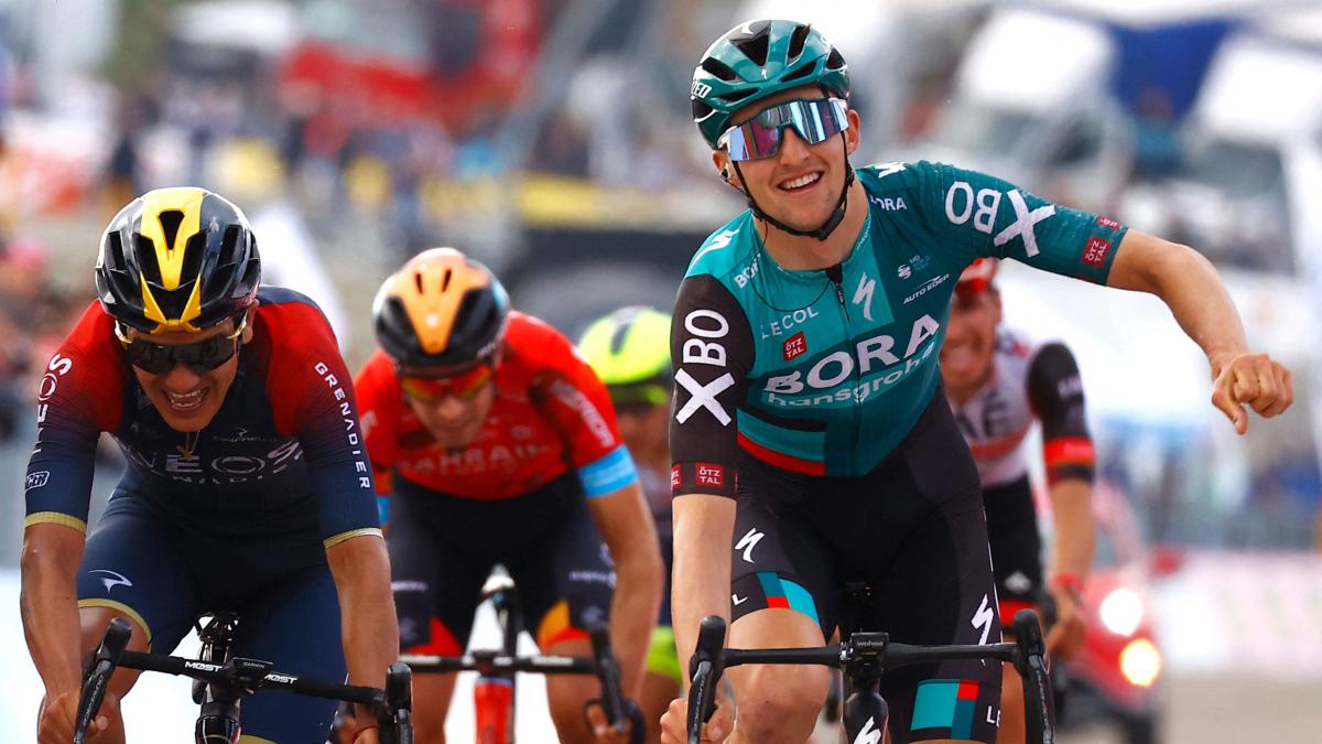 Jai Hindley and Richard Carapaz at Giro d'Italia